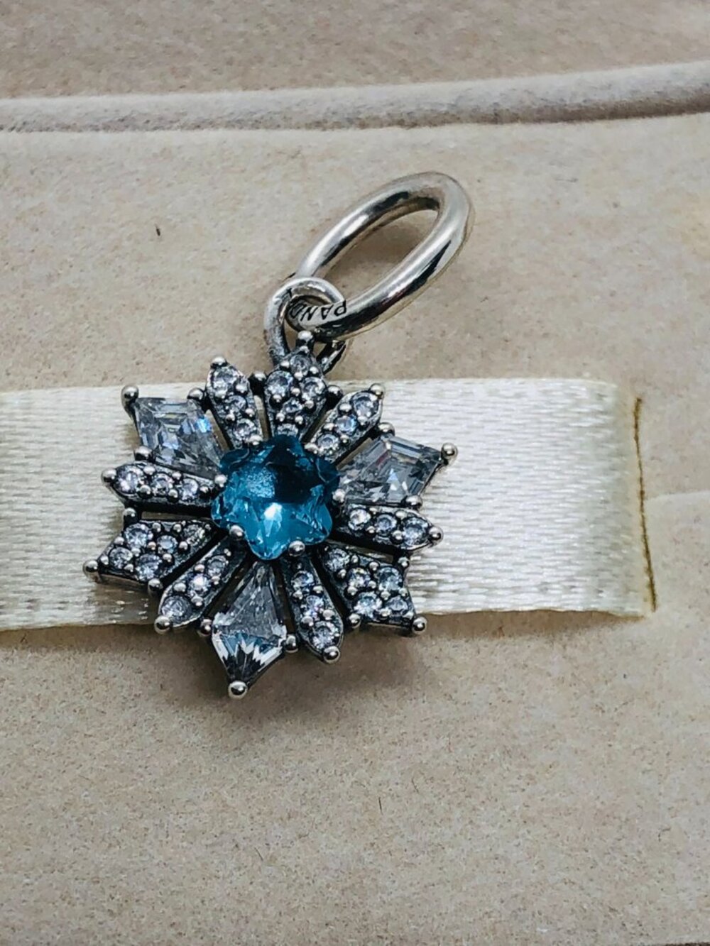 ✨🔥Pandora Disney Frozen Queen Elsa Snowflake Dangle Charm